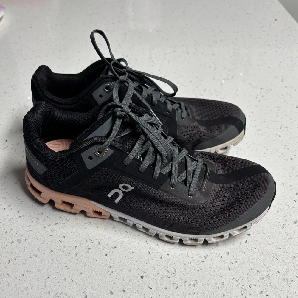 On Running cloud flow size 7 women’s peach grey